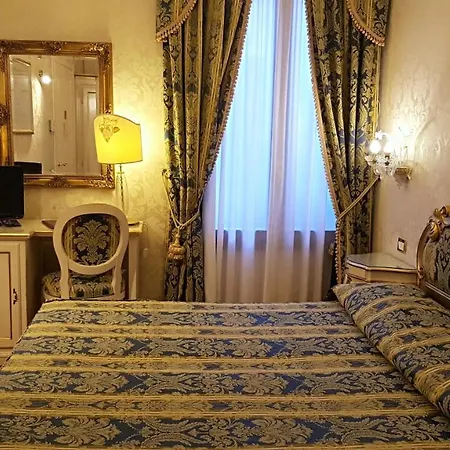 Casa Pisani Canal Venedik