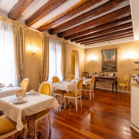 Casa Pisani Canal Guest house