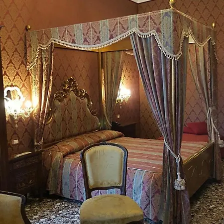 Casa Pisani Canal Pensión 3*