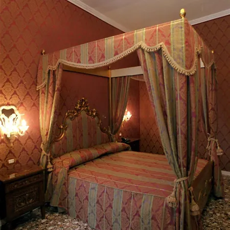 Konukevi Casa Pisani Canal Venedik